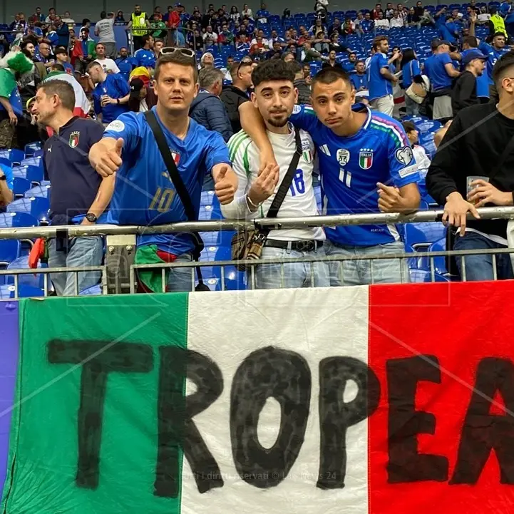 Con il tricolore da Tropea per sostenere la Nazionale: il tifo di tre calabresi per Italia-Spagna