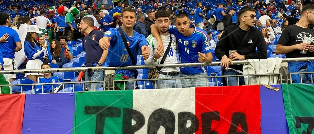 Con il tricolore da Tropea per sostenere la Nazionale: il tifo di tre calabresi per Italia-Spagna