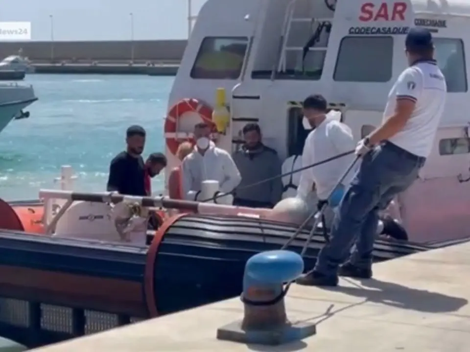 La piccola Nalina abbraccia gli zii arrivati dalla Svezia. Dispersi genitori e fratellini: «Erano felici di venire in Italia, siamo distrutti»