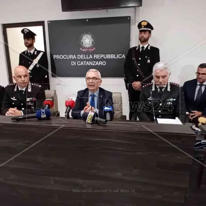 Armi da guerra e omicidi, al centro dell’indagine contro la ’ndrangheta nelle Preserre vibonesi anche la strage di Ariola del 2003