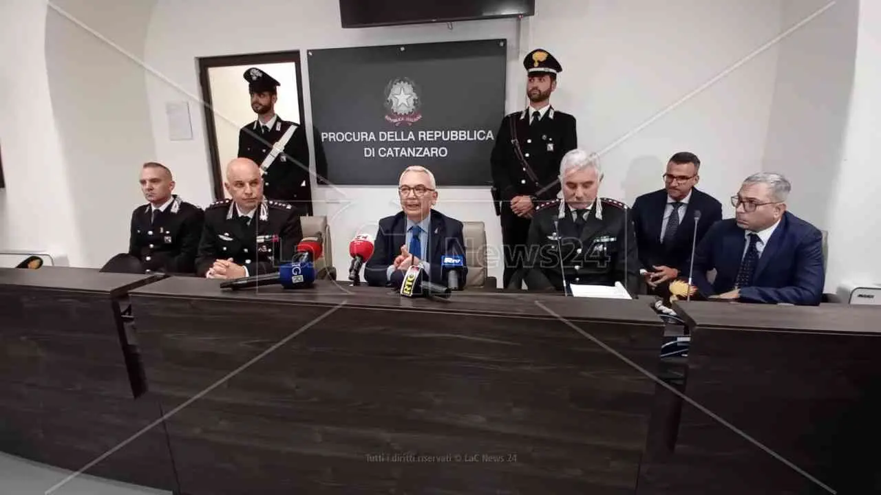 Armi da guerra e omicidi, al centro dell’indagine contro la ’ndrangheta nelle Preserre vibonesi anche la strage di Ariola del 2003