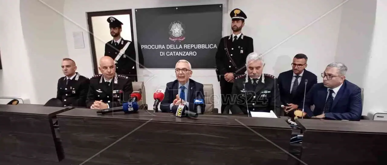 Armi da guerra e omicidi, al centro dell’indagine contro la ’ndrangheta nelle Preserre vibonesi anche la strage di Ariola del 2003