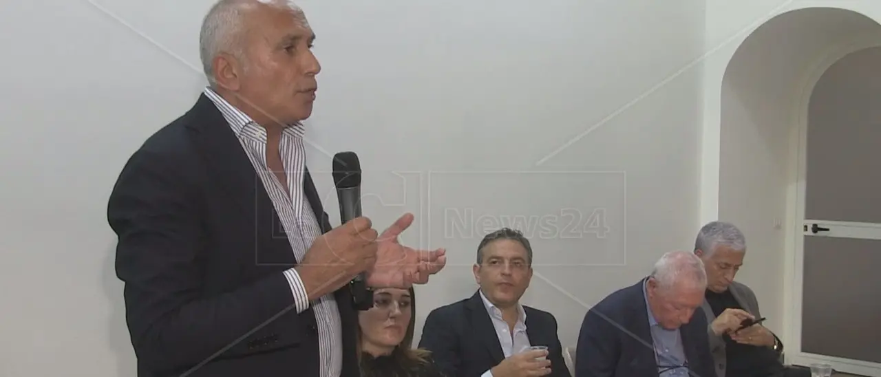 Fusione a Cosenza, il sindaco Caruso contro il centrodestra: «Vogliono che a nominare il commissario sia il presidente della Regione»