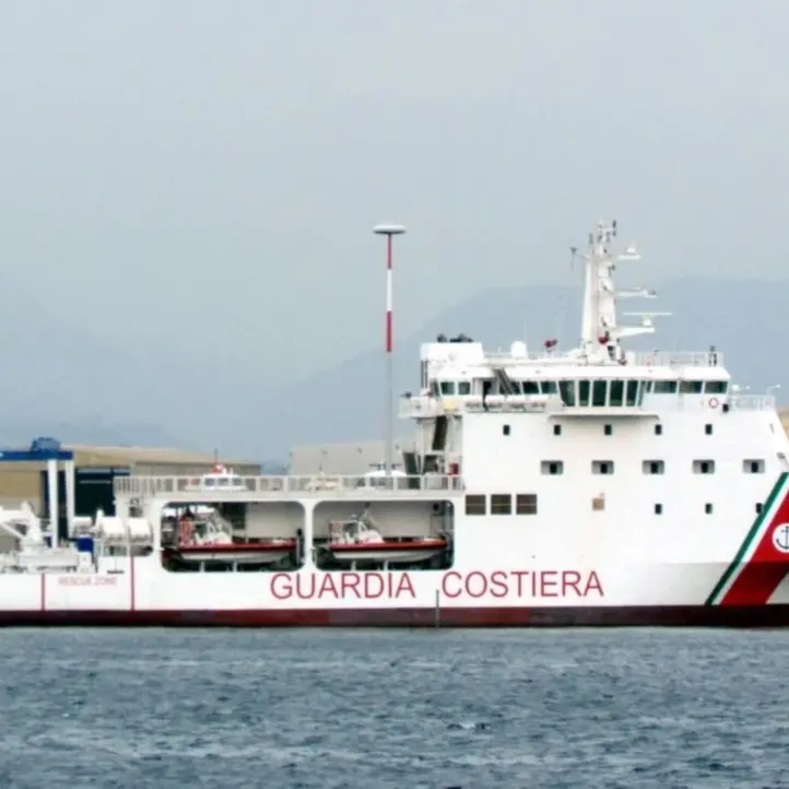 Naufragio migranti, al porto di Gioia Tauro la nave Dattilo con 10 corpi recuperati in mare: 6 sono di bambini