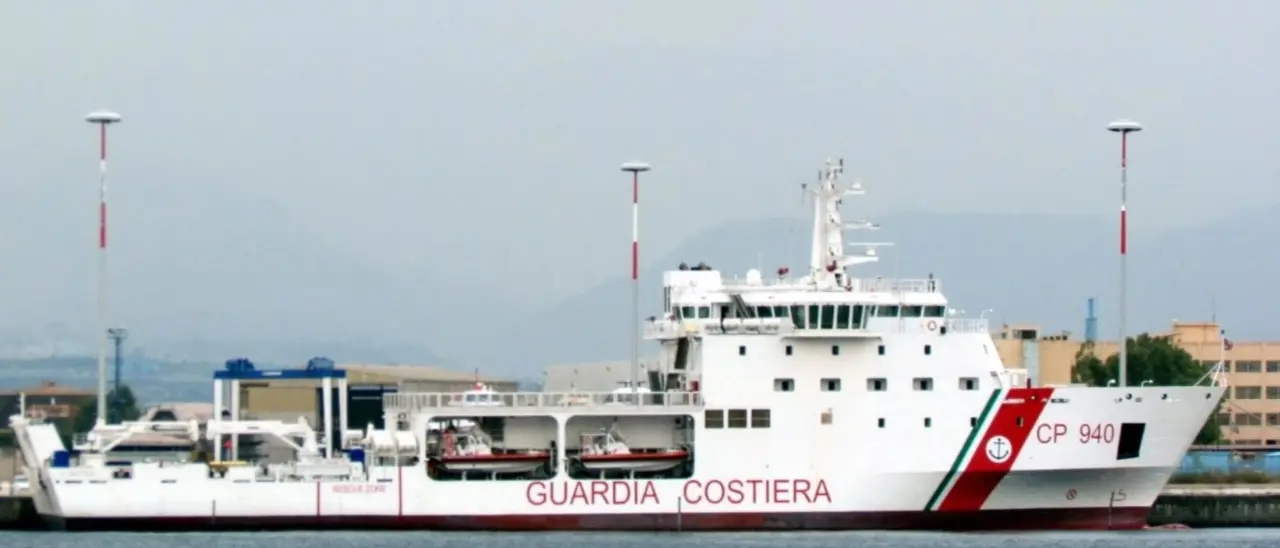 Naufragio migranti, al porto di Gioia Tauro la nave Dattilo con 10 corpi recuperati in mare: 6 sono di bambini