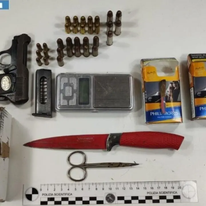 Cosenza, in casa nascondeva droga e una pistola clandestina: arrestato un uomo