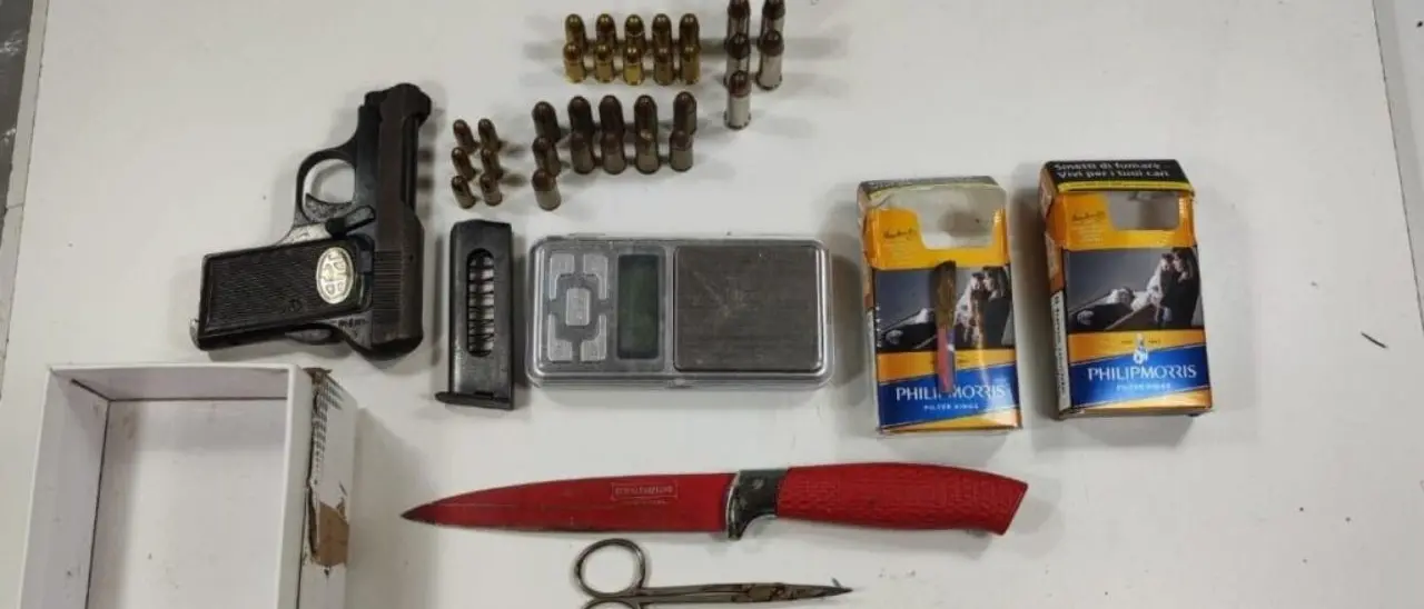 Cosenza, in casa nascondeva droga e una pistola clandestina: arrestato un uomo