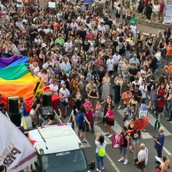 Cosenza, dopo 7 anni torna il Pride: per le strade della città l’orgoglio della comunità LGBTQIA+