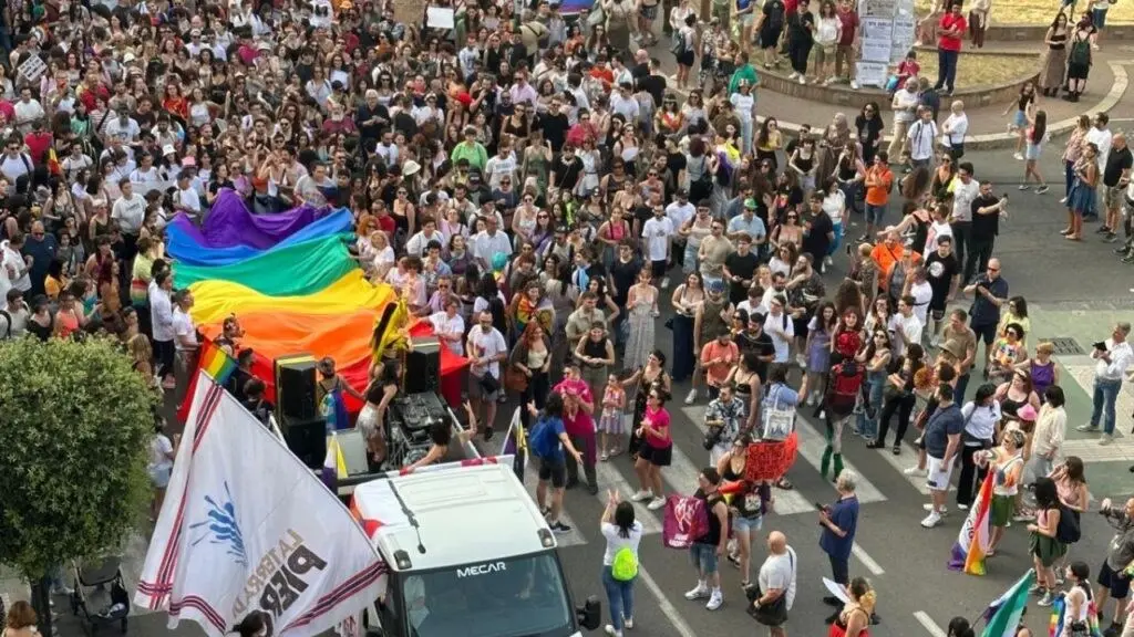 Cosenza, dopo 7 anni torna il Pride: per le strade della città l’orgoglio della comunità LGBTQIA+