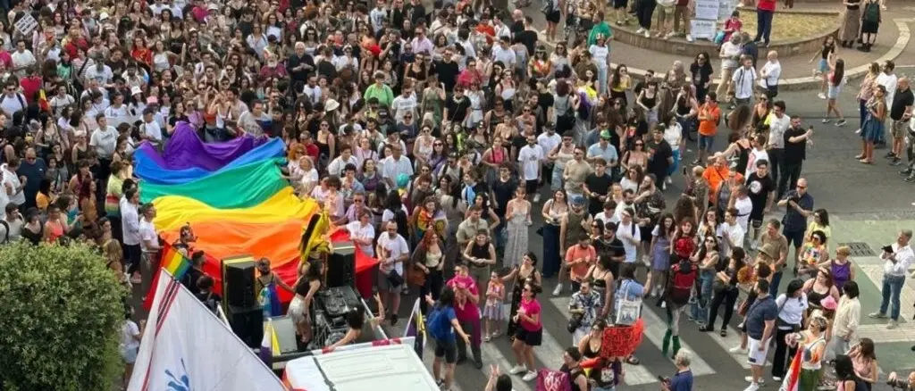 Cosenza, dopo 7 anni torna il Pride: per le strade della città l’orgoglio della comunità LGBTQIA+