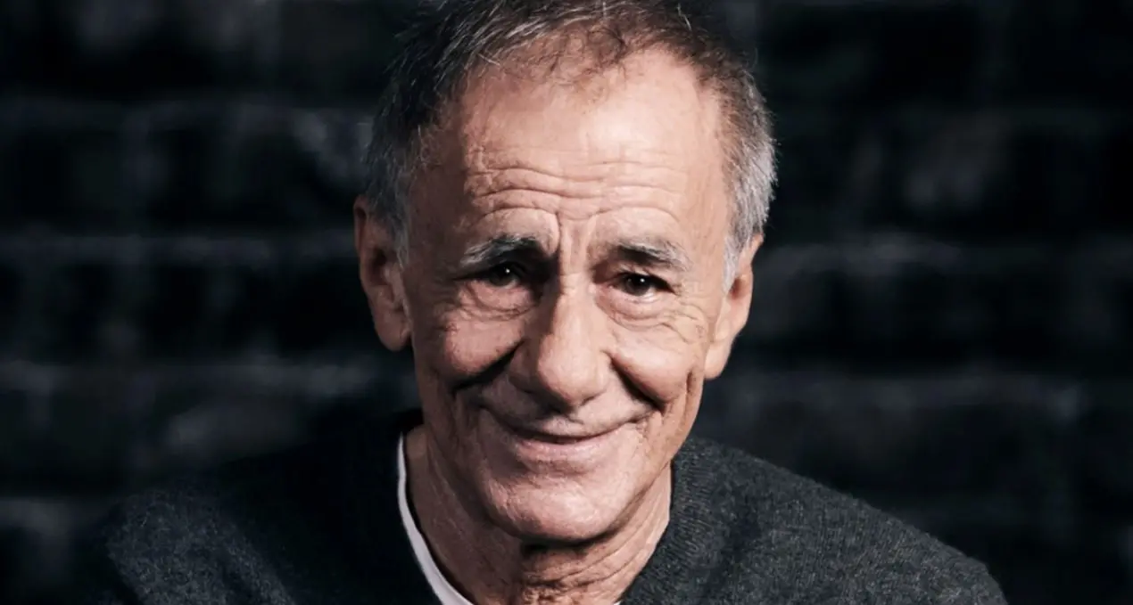 Roberto Vecchioni, 82 anni: il professore che ha cantato la vita, la fede, l’amore e il dramma della morte