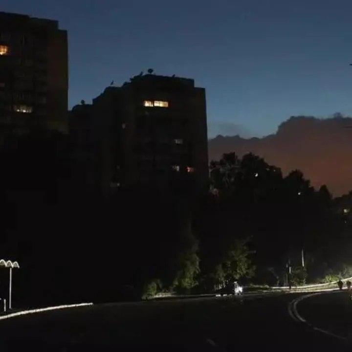 Attacco russo nella notte a Kiev, danni a sei condomini: due civili feriti