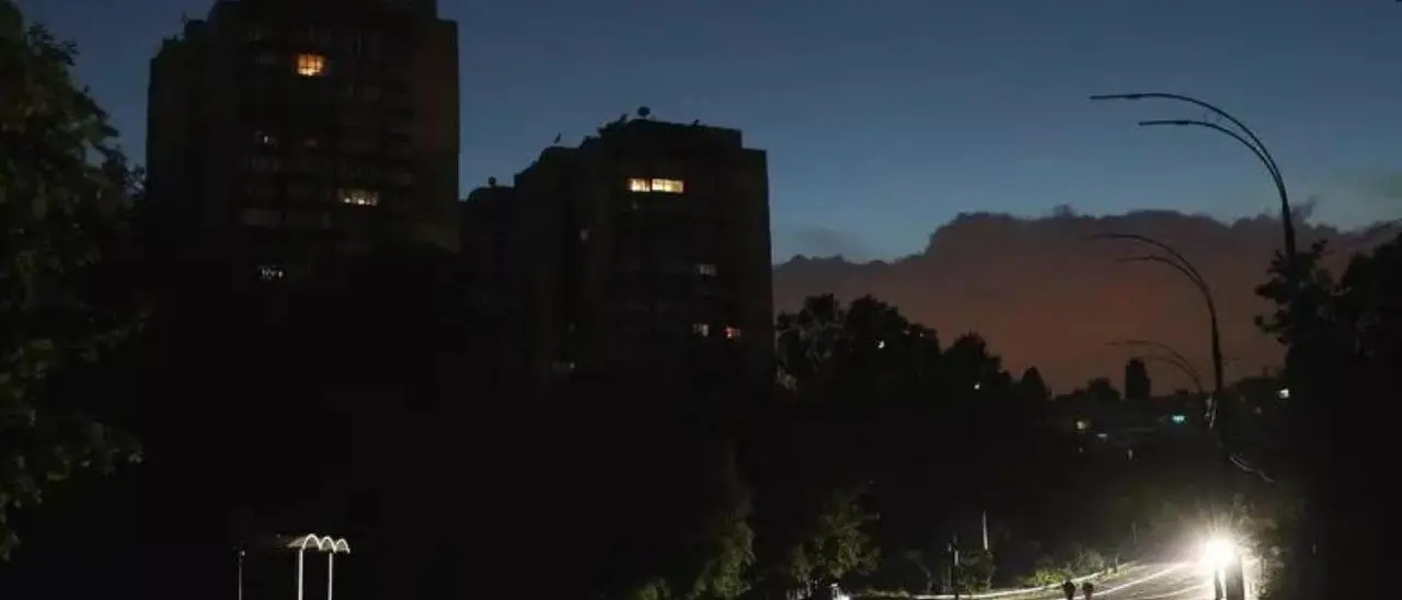 Attacco russo nella notte a Kiev, danni a sei condomini: due civili feriti