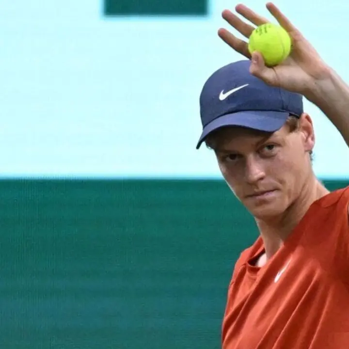 Tennis, Sinner vince anche sull’erba: battuto in due set l’amico Hurkacz ad Halle