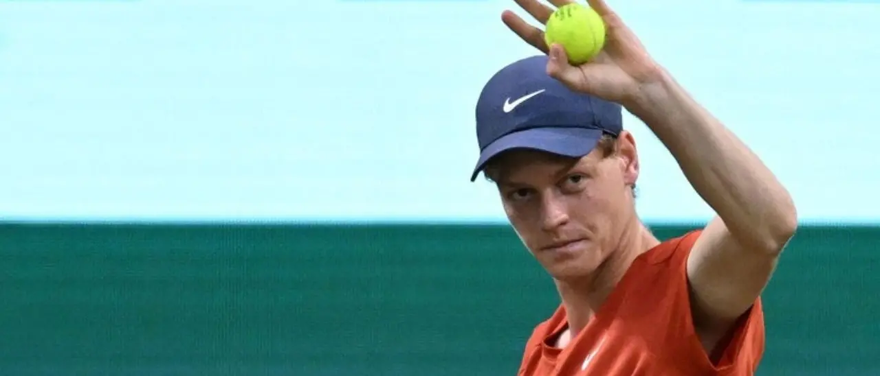 Tennis, Sinner vince anche sull’erba: battuto in due set l’amico Hurkacz ad Halle