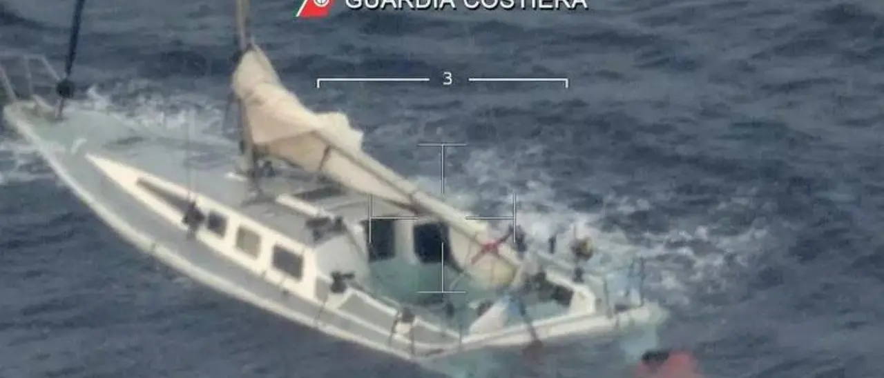 Fuggiti dall’ospedale due dei migranti scampati al naufragio al largo della costa calabrese: diffusi gli identikit