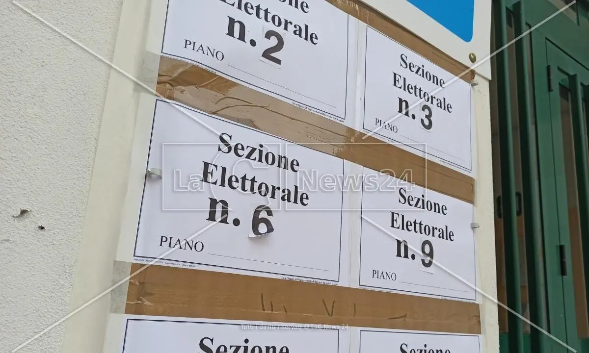 Ballottaggi, seggi riaperti: si vota fino alle 15. In Calabria sfida aperta a Vibo Valentia, Gioia Tauro e Montalto