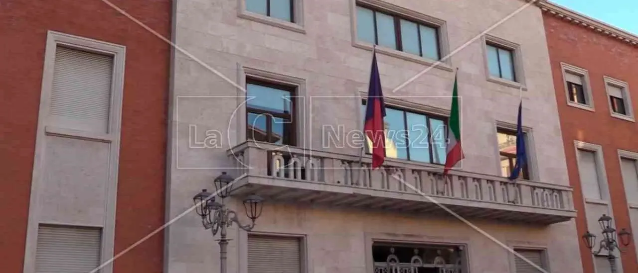 Vertenza Abramo, 200 lavoratori di Crotone in assemblea permanente nell’aula del Consiglio comunale