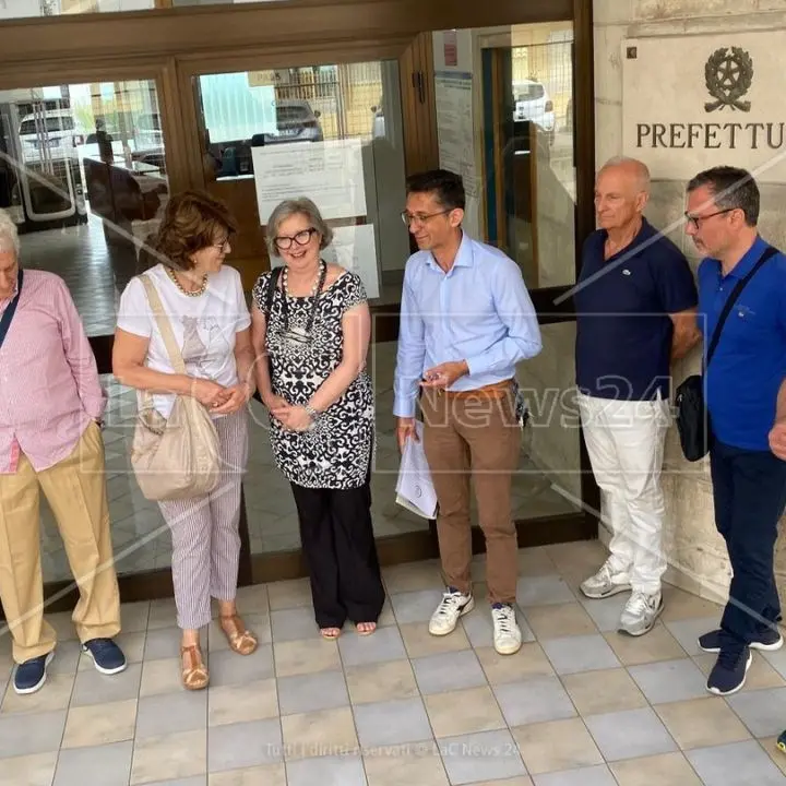 No al piano rifiuti e fuori i veleni da Crotone: consegnate oltre 4mila firme in Prefettura e inviata una lettera a Occhiuto