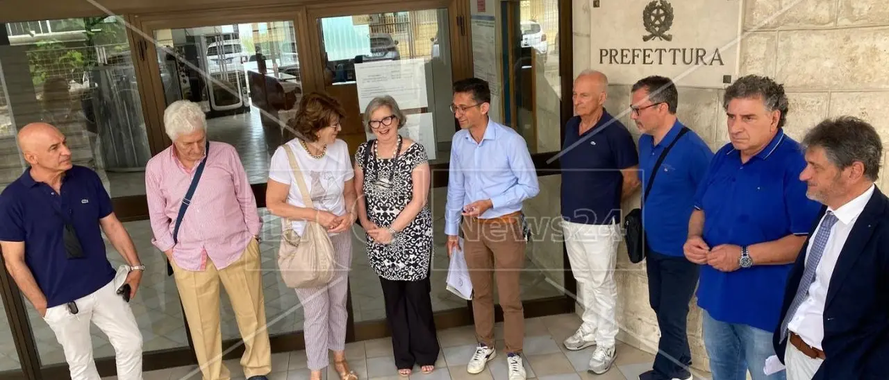 No al piano rifiuti e fuori i veleni da Crotone: consegnate oltre 4mila firme in Prefettura e inviata una lettera a Occhiuto