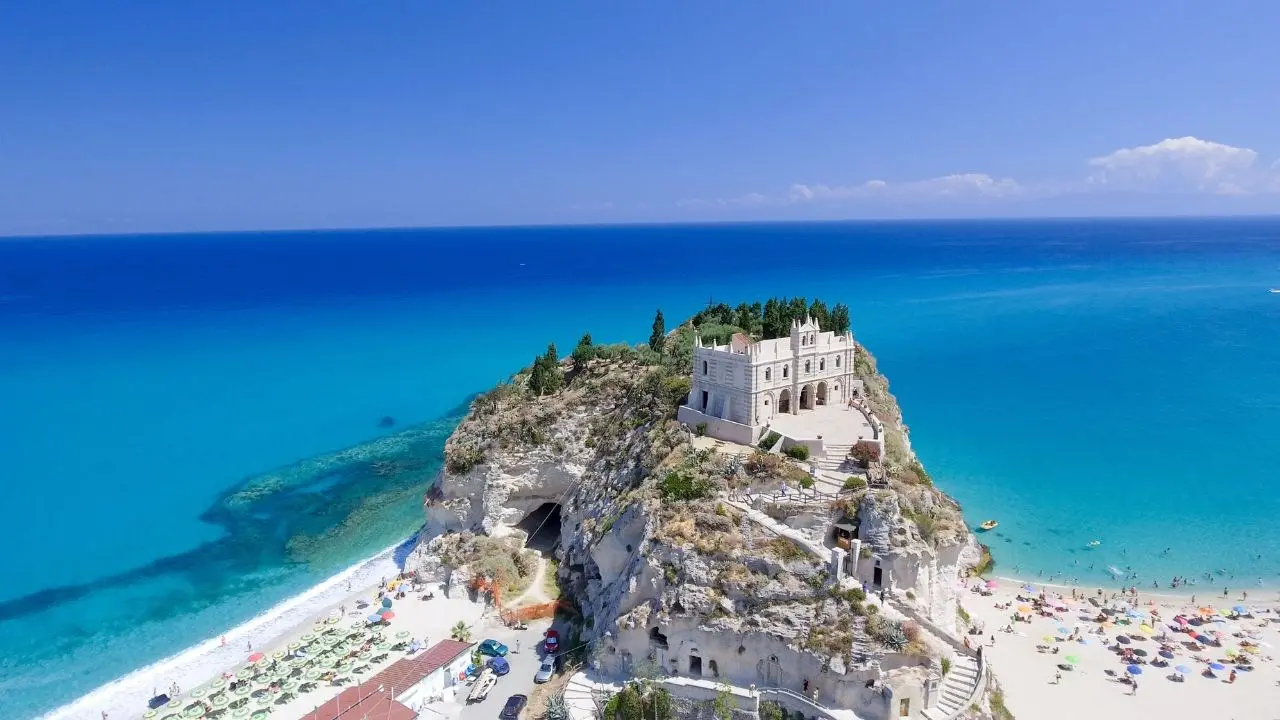 Comune sciolto, niente Vele: ecco perché Legambiente ha negato a Tropea l’oscar per il mare più bello