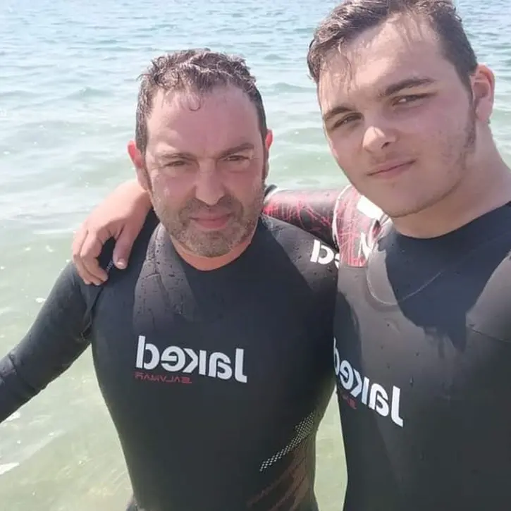 Senza braccia dopo un incidente sul lavoro, Andrea Lanari attraverserà lo Stretto di Messina a nuoto con il figlio