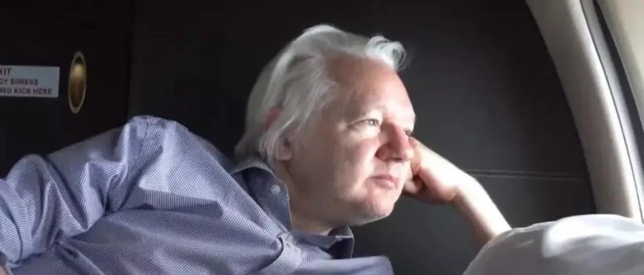 Julian Assange si dichiara colpevole, ora è un uomo libero. Non potrà tornare negli Stati Uniti senza autorizzazione