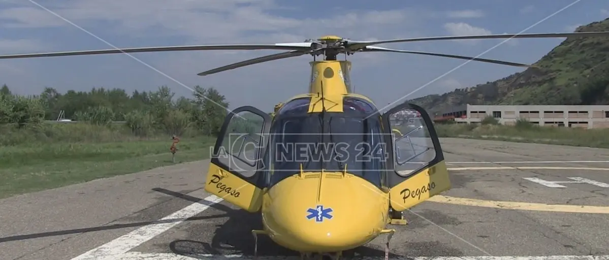 Incidente sul lavoro, operaio cade dal tetto di un edificio nel Cosentino: è in gravi condizioni