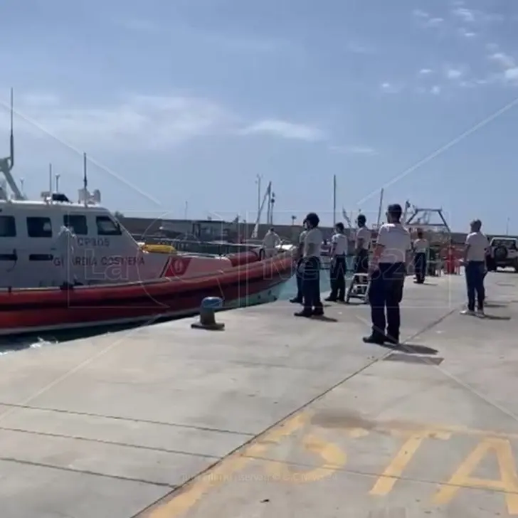 Migranti, il muro di gomma che nasconde la nuova Cutro: giornalisti tenuti a distanza e informazioni col contagocce
