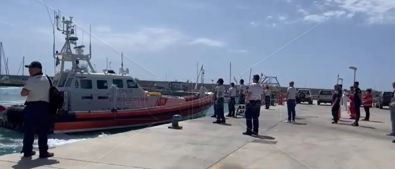 Migranti, il muro di gomma che nasconde la nuova Cutro: giornalisti tenuti a distanza e informazioni col contagocce