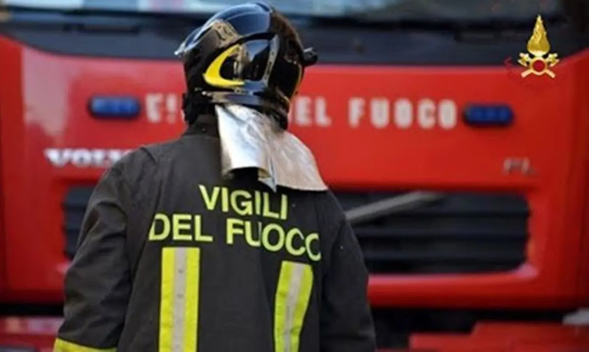 Incendio lungo la 106 a Crotone, chiuso tratto di strada e traffico deviato