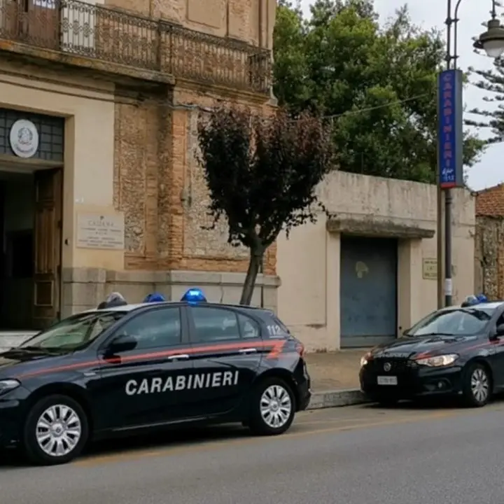 Raid punitivo alla festa di paese a Taurianova, due giostrai minacciano e aggrediscono a colpi di bastone un concorrente: arrestati