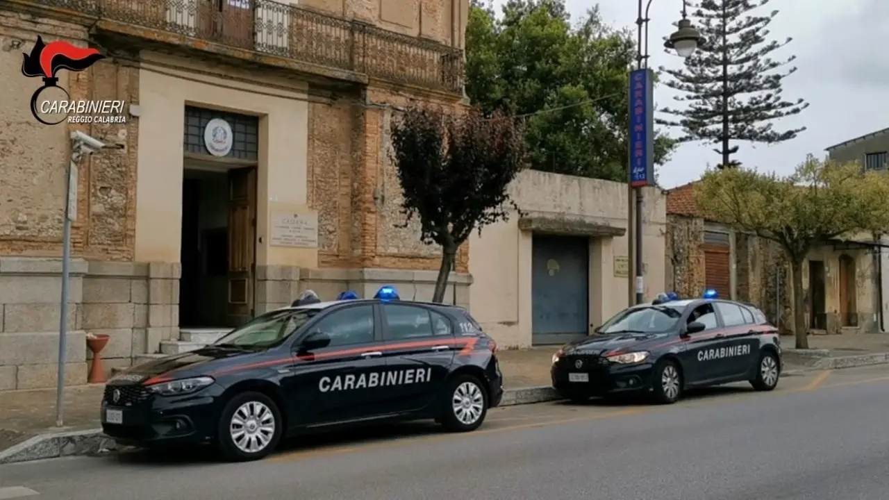 Raid punitivo alla festa di paese a Taurianova, due giostrai minacciano e aggrediscono a colpi di bastone un concorrente: arrestati