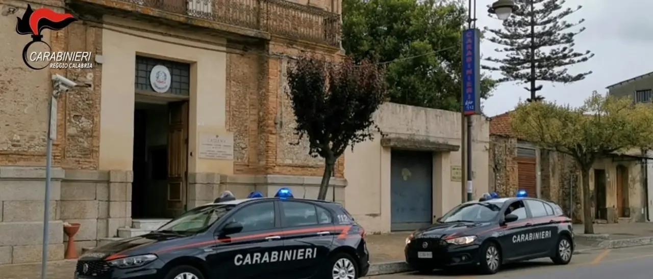 Raid punitivo alla festa di paese a Taurianova, due giostrai minacciano e aggrediscono a colpi di bastone un concorrente: arrestati