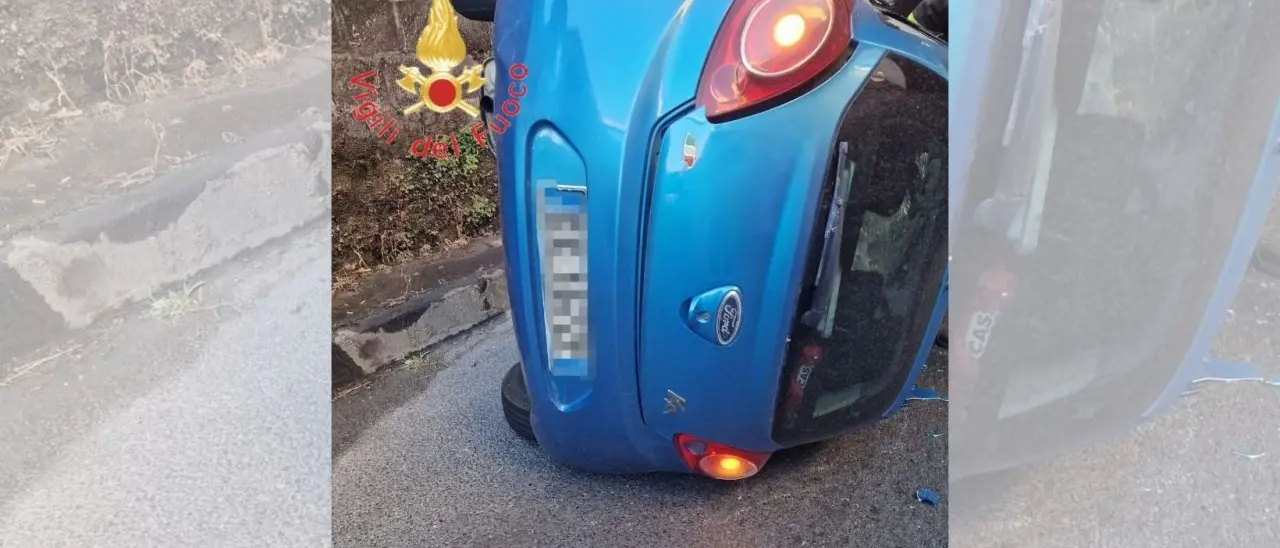 Catanzaro, perde il controllo dell’auto e si ribalta nel sottopasso