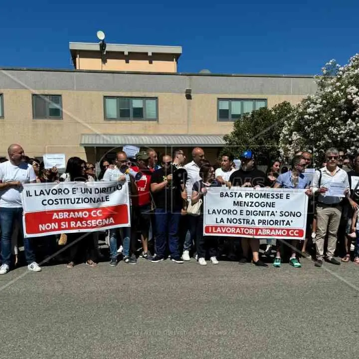 Vertenza Abramo, a Cosenza corteo di protesta dei lavoratori per chiedere garanzie sul futuro