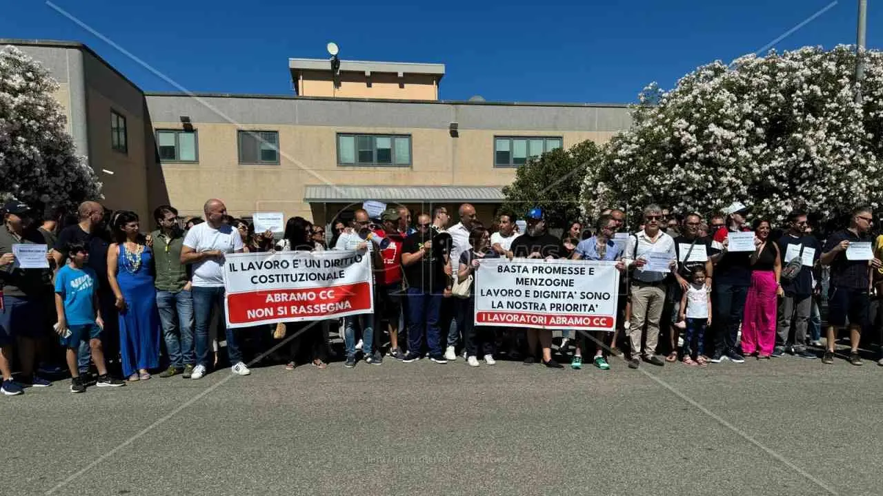 Vertenza Abramo, a Cosenza corteo di protesta dei lavoratori per chiedere garanzie sul futuro