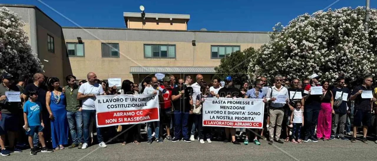 Vertenza Abramo, a Cosenza corteo di protesta dei lavoratori per chiedere garanzie sul futuro