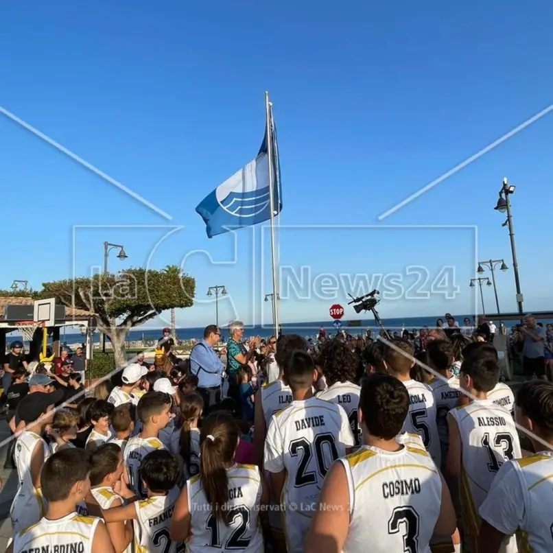 Roccella, la Bandiera blu issata nel ricordo dei migranti vittime del naufragio
