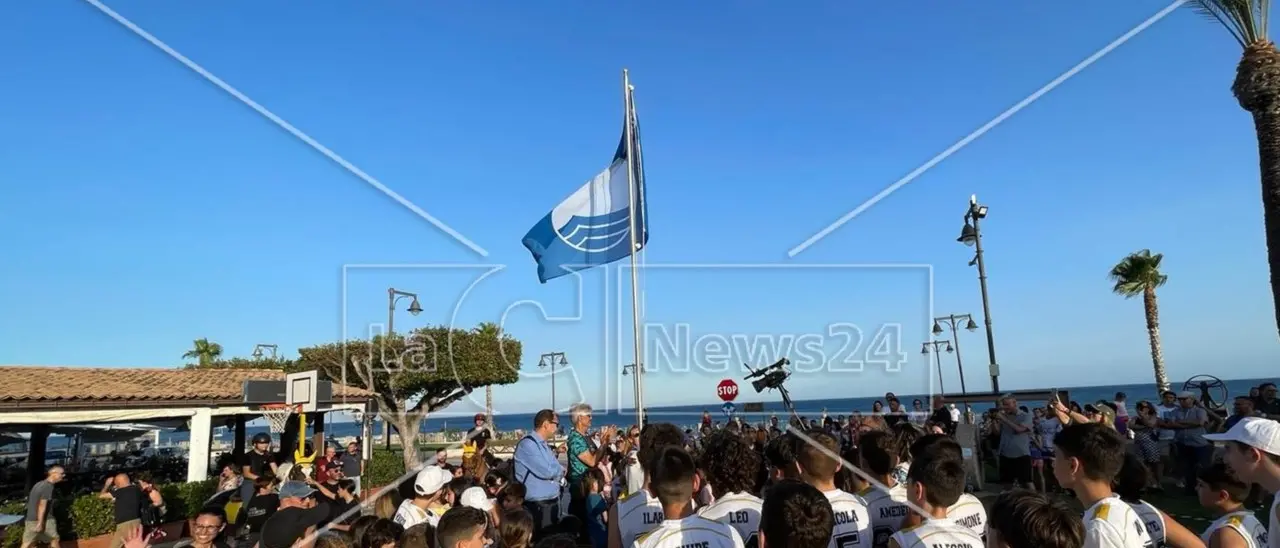 Roccella, la Bandiera blu issata nel ricordo dei migranti vittime del naufragio