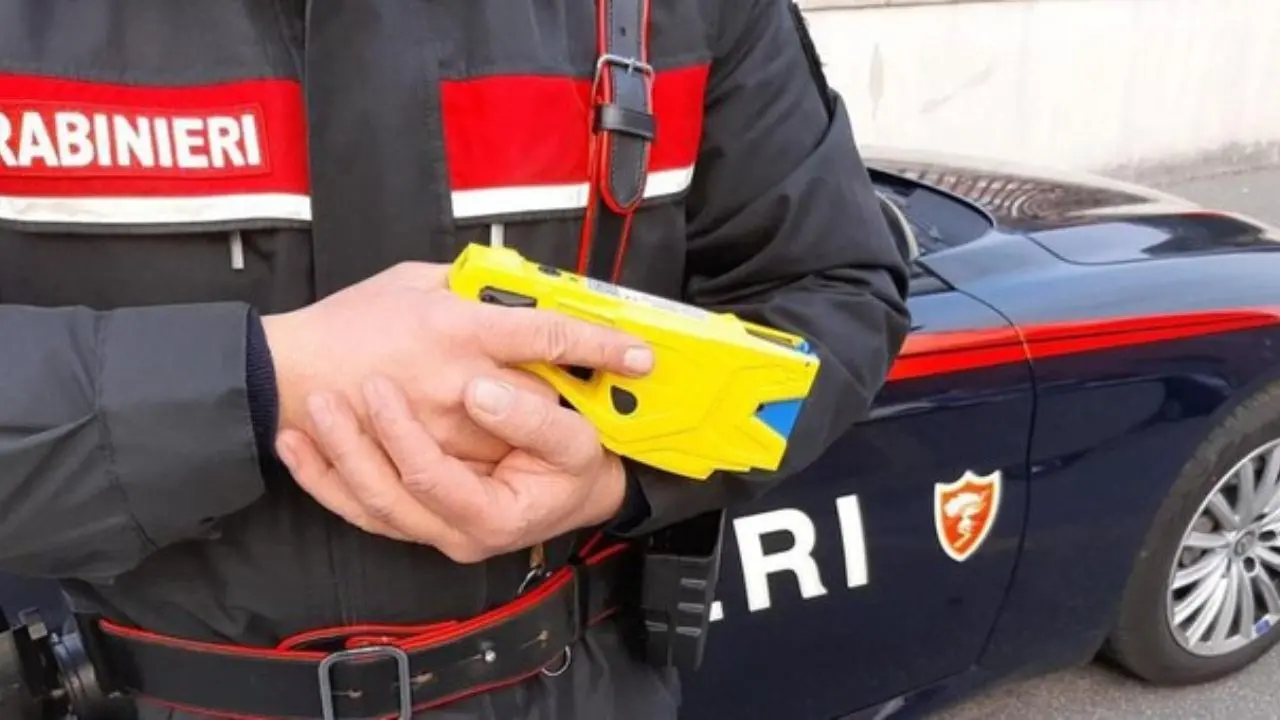 Minaccia i genitori armato di un’accetta, 37enne bloccato grazie al taser e arrestato nel Vibonese