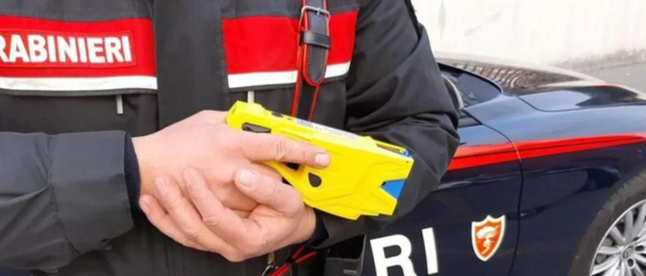 Minaccia i genitori armato di un’accetta, 37enne bloccato grazie al taser e arrestato nel Vibonese