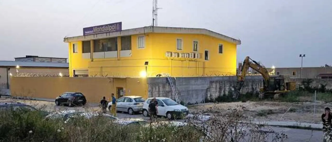 Assalto al caveau di un istituto di vigilanza a Sassari: i banditi armati di kalashnikov pronti a uccidere