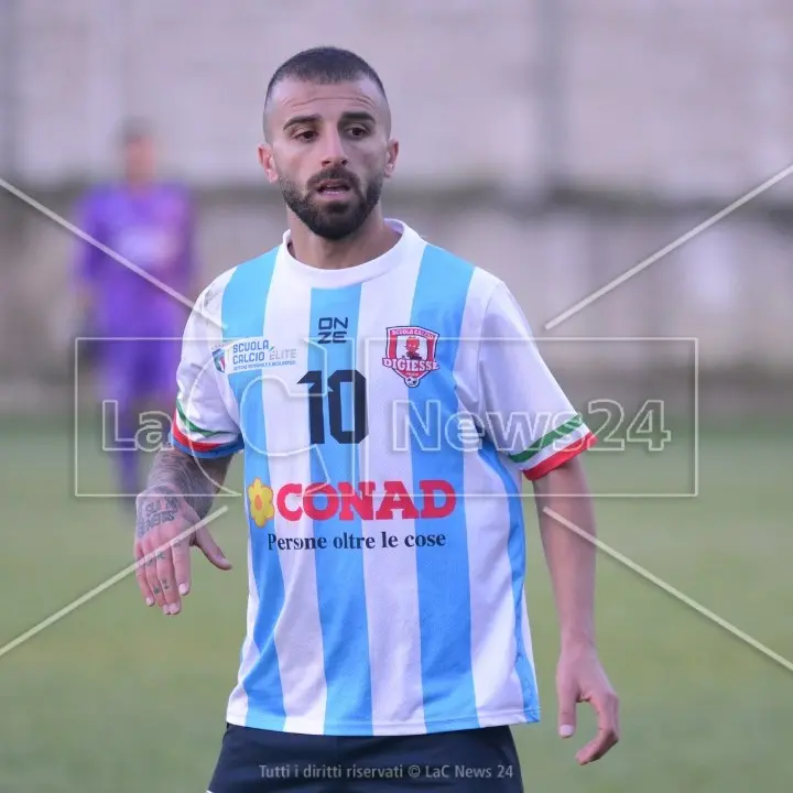 Eccellenza, Angelo Petrone rinnova con il Praia Tortora: «Obiettivo personale? Arrivare a 100 gol con questa maglia»