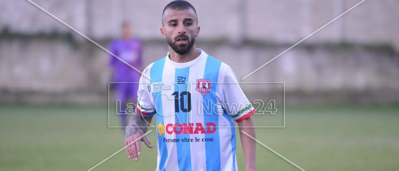 Eccellenza, Angelo Petrone rinnova con il Praia Tortora: «Obiettivo personale? Arrivare a 100 gol con questa maglia»