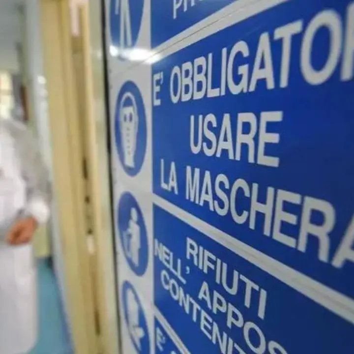 Mascherine contro il rischio Covid nei reparti con pazienti fragili, il 30 giugno scade l’obbligo