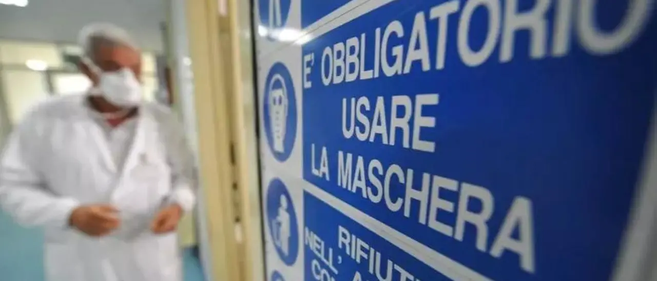 Mascherine contro il rischio Covid nei reparti con pazienti fragili, il 30 giugno scade l’obbligo