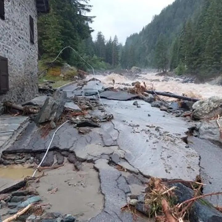 Il maltempo flagella Piemonte e Valle d’Aosta, intere zone isolate. Cinque morti tra Svizzera e Francia