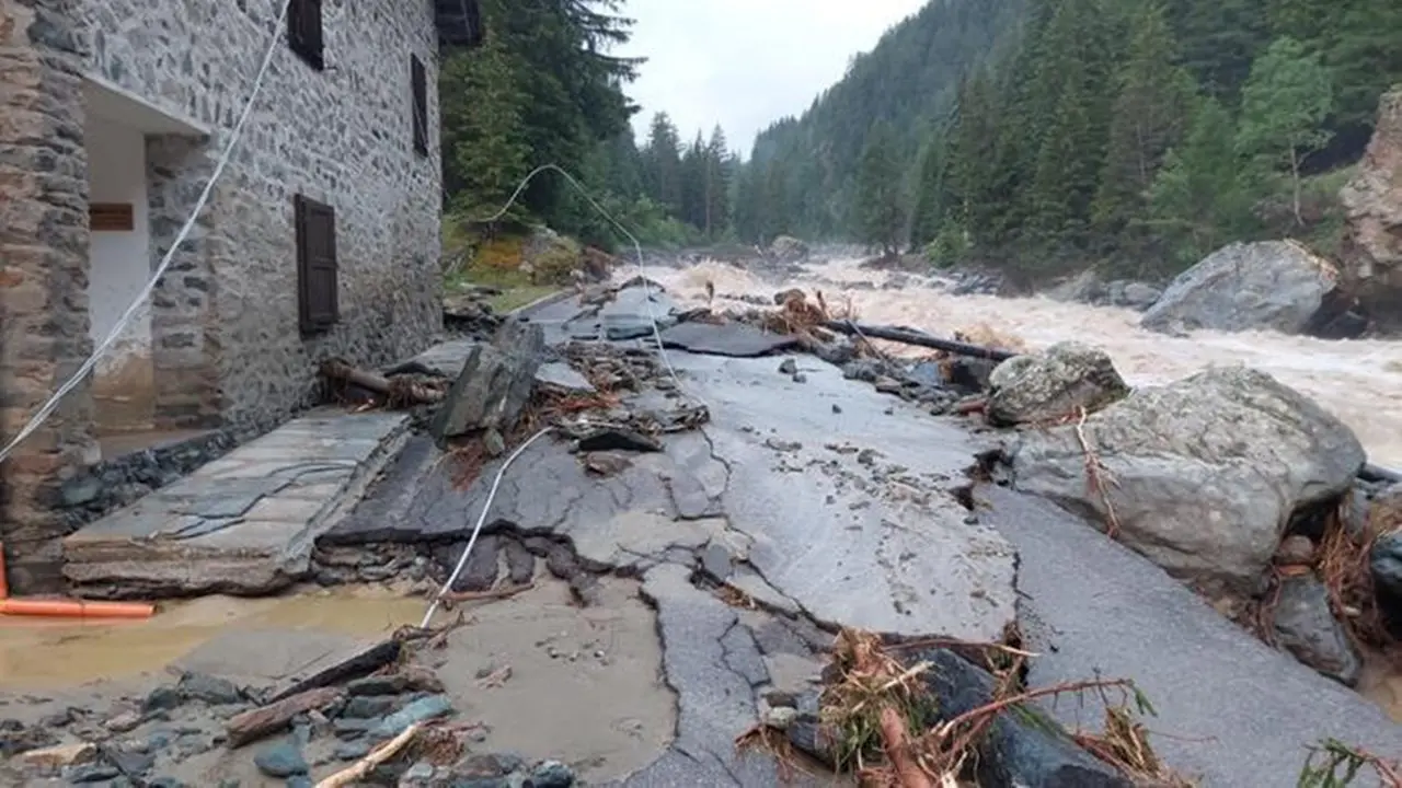 Il maltempo flagella Piemonte e Valle d’Aosta, intere zone isolate. Cinque morti tra Svizzera e Francia