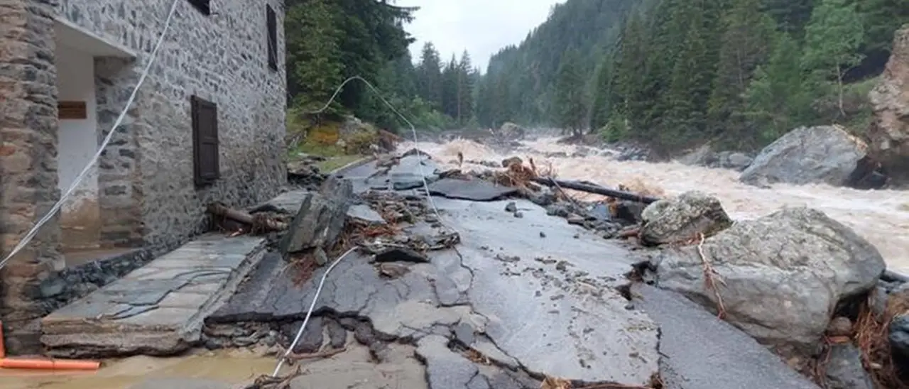 Il maltempo flagella Piemonte e Valle d’Aosta, intere zone isolate. Cinque morti tra Svizzera e Francia